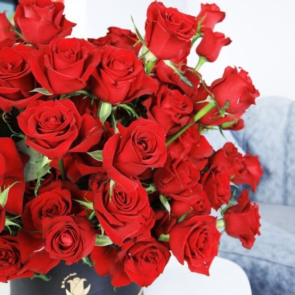 This product consists of 80-100 stems red roses in a box with 10pcs red heart balloons. Stylish Red with Red Heart Balloons by Black Tulip Flowers