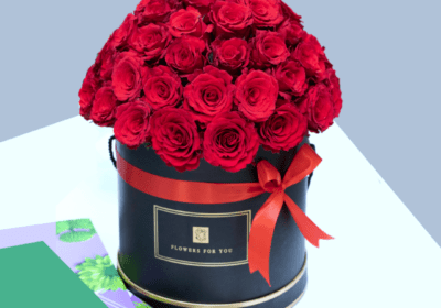 Red roses in a hat box