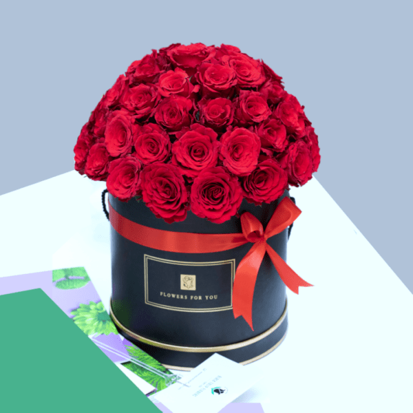 valentine love 001 Red roses in a hat box