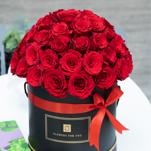 valentine love 002 Red roses in a hat box