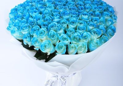 Handbouquet of Exquisite Blue Roses