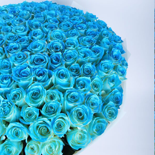 Handbouquet of Exquisite Blue Roses