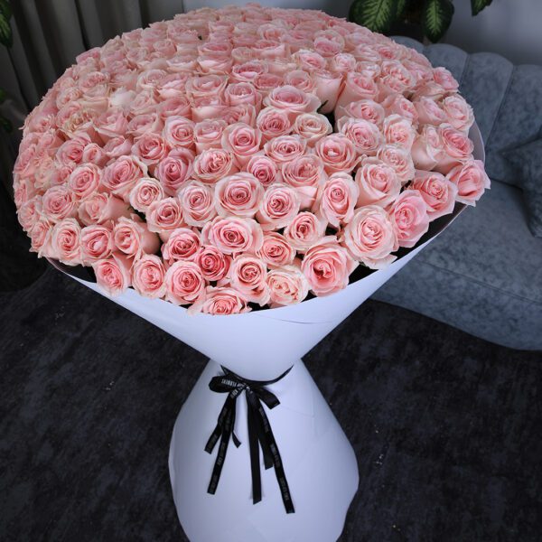 Graceful Roses Bouquet by Black Tulip Flowers