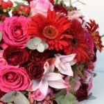 fushia and red mix flowers bouquet 002-min