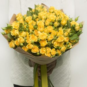 Yellow roses joyful hand bouquets