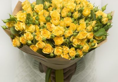 Yellow roses joyful hand bouquets