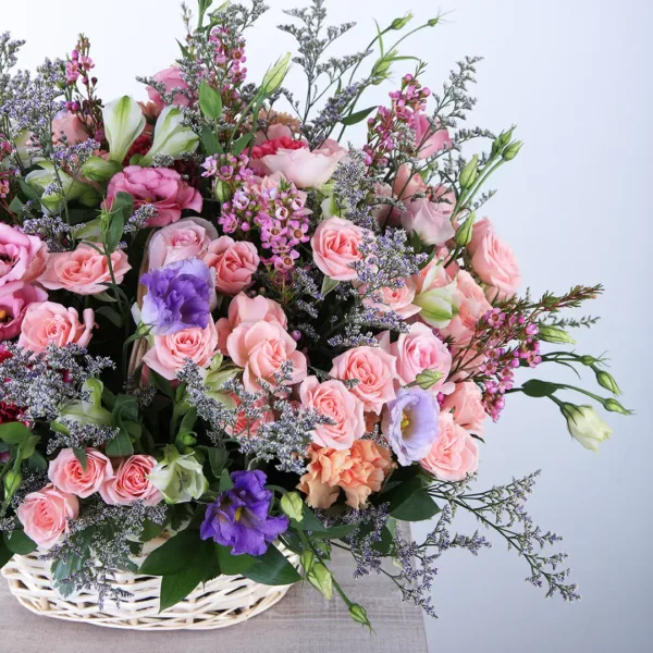 Charming basket composed of mix flowers