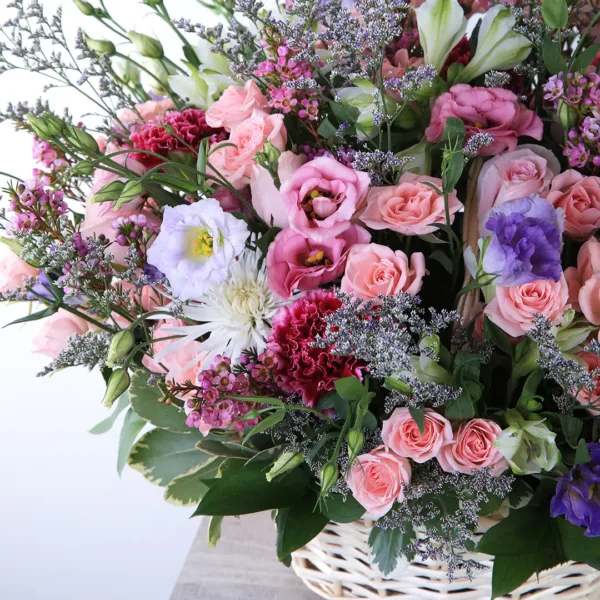 Charming basket composed of mix flowers