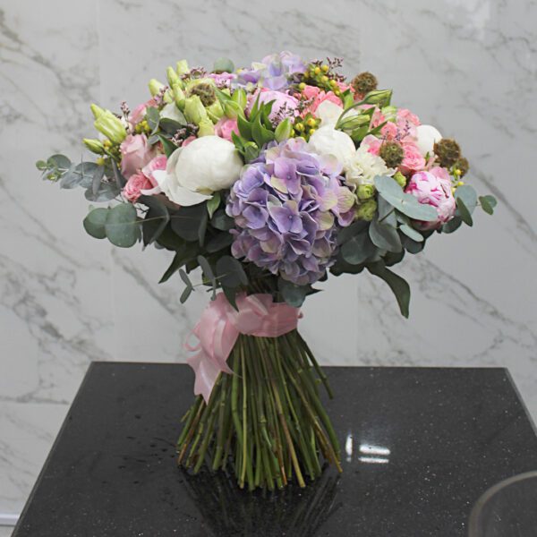 Fabulous Mixed Flowers Arrangement Online | BTF Qatar