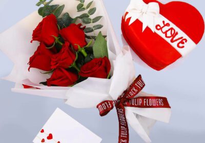 Cutie Bouquet with Cake In a Heart Shape Online