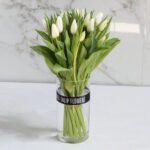 15 white tulips clear vase 001