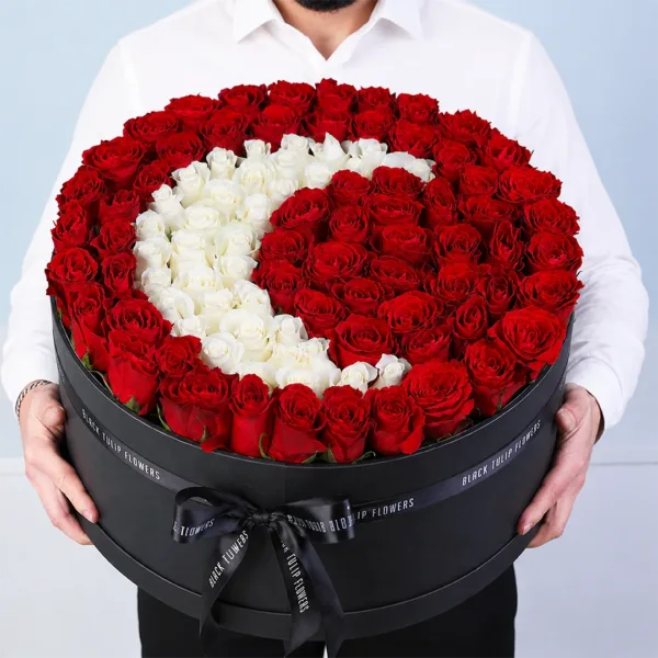 moonlit-ramadan-rose-box_2026 Luxurious black box with red and white roses in a crescent moon design.