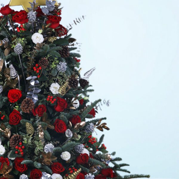 03 90cm luxury floral Christmas tree with red roses, pinecones, ornaments, and festive greenery.