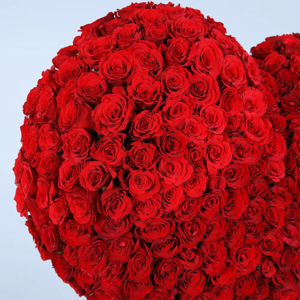 700-red-roses-heart-arrangement._02