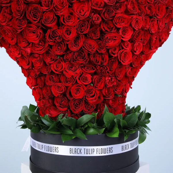 700-red-roses-heart-arrangement._03