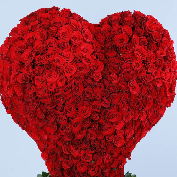 700-red-roses-heart-arrangement._04