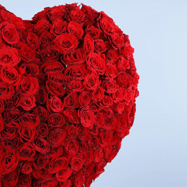 700-red-roses-heart-arrangement._05