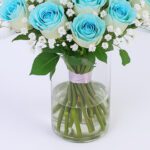 blue-roses-in-glass-vase_05