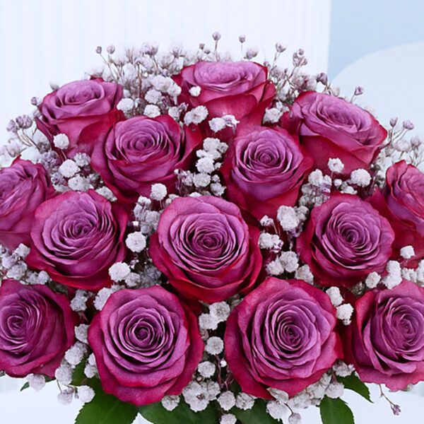 deep-purple-roses-in-glass-vase_04