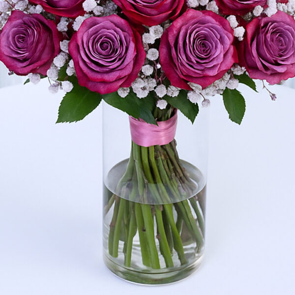 deep-purple-roses-in-glass-vase_05