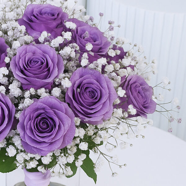 purple-roses-in-glass-vase_02