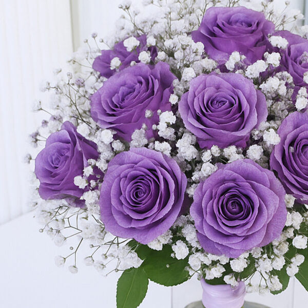 purple-roses-in-glass-vase_03