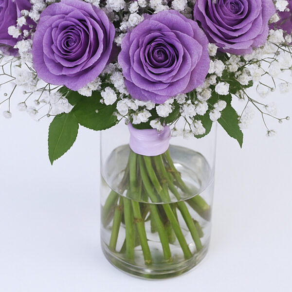 purple-roses-in-glass-vase_05