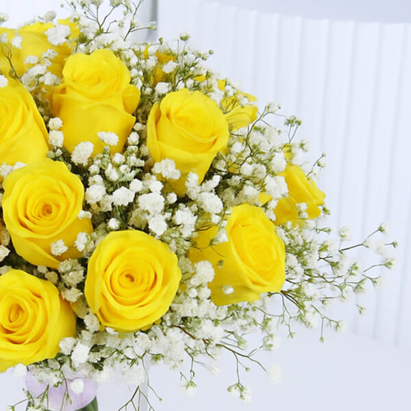 yellow- roses-in-a-glass-vase_02