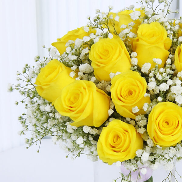 yellow- roses-in-a-glass-vase_03
