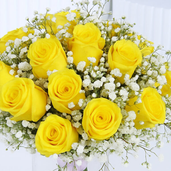 yellow- roses-in-a-glass-vase_04