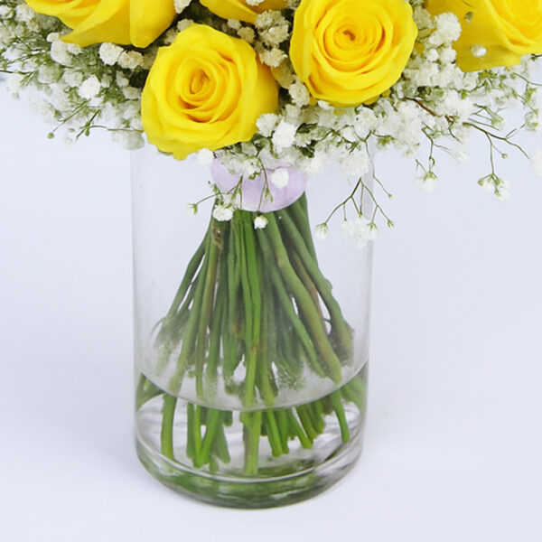 yellow- roses-in-a-glass-vase_05