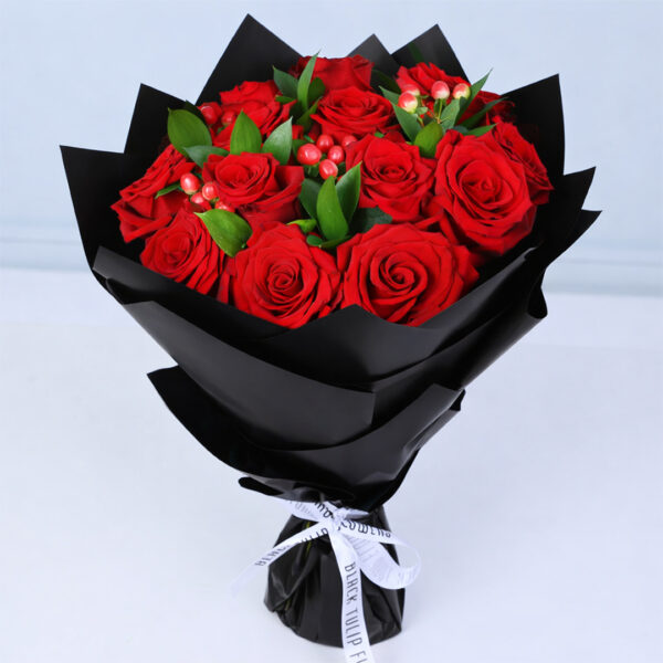 12-red-roses-hypericum-ruscus-black-wrap_02