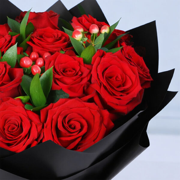 12-red-roses-hypericum-ruscus-black-wrap_04