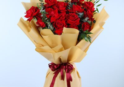 15 red rose bouquet wrapped in kraft paper with ribbon