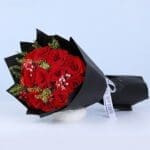 15-valentine-red-roses-black-wrap-bouquet_02