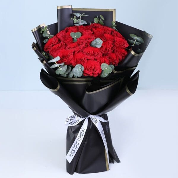 20-red-roses-bouquet-eucalyptus-black-wrap_02