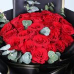 20-red-roses-bouquet-eucalyptus-black-wrap_03