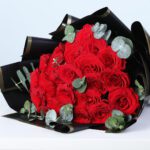 20-red-roses-bouquet-eucalyptus-black-wrap_04