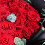 20-red-roses-bouquet-eucalyptus-black-wrap_05