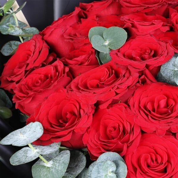 20-red-roses-bouquet-eucalyptus-black-wrap_06