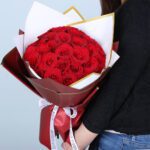 30-red-roses-bouquet-white-maroon-wrap-gold-edge_02
