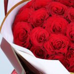 30-red-roses-bouquet-white-maroon-wrap-gold-edge_03