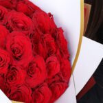 30-red-roses-bouquet-white-maroon-wrap-gold-edge_04