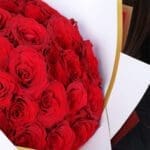 30-red-roses-bouquet-white-maroon-wrap-gold-edge_04