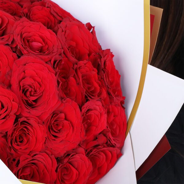30-red-roses-bouquet-white-maroon-wrap-gold-edge_04