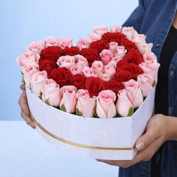 Light pink roses and red roses in a heart-shaped gift box, wrapped in a stylish design, finished with a premium box presentation.