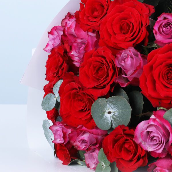 red-pink-roses-bouquet-ferrero-rocher-chocolate-box_02