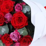 red-pink-roses-bouquet-ferrero-rocher-chocolate-box_03
