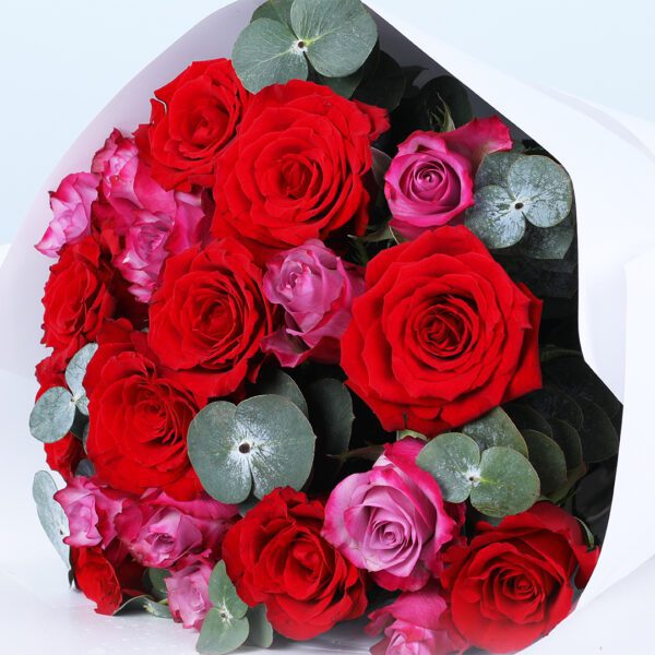 red-pink-roses-bouquet-ferrero-rocher-chocolate-box_04