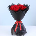 red-rose-bouquet-in-black-wrap_02